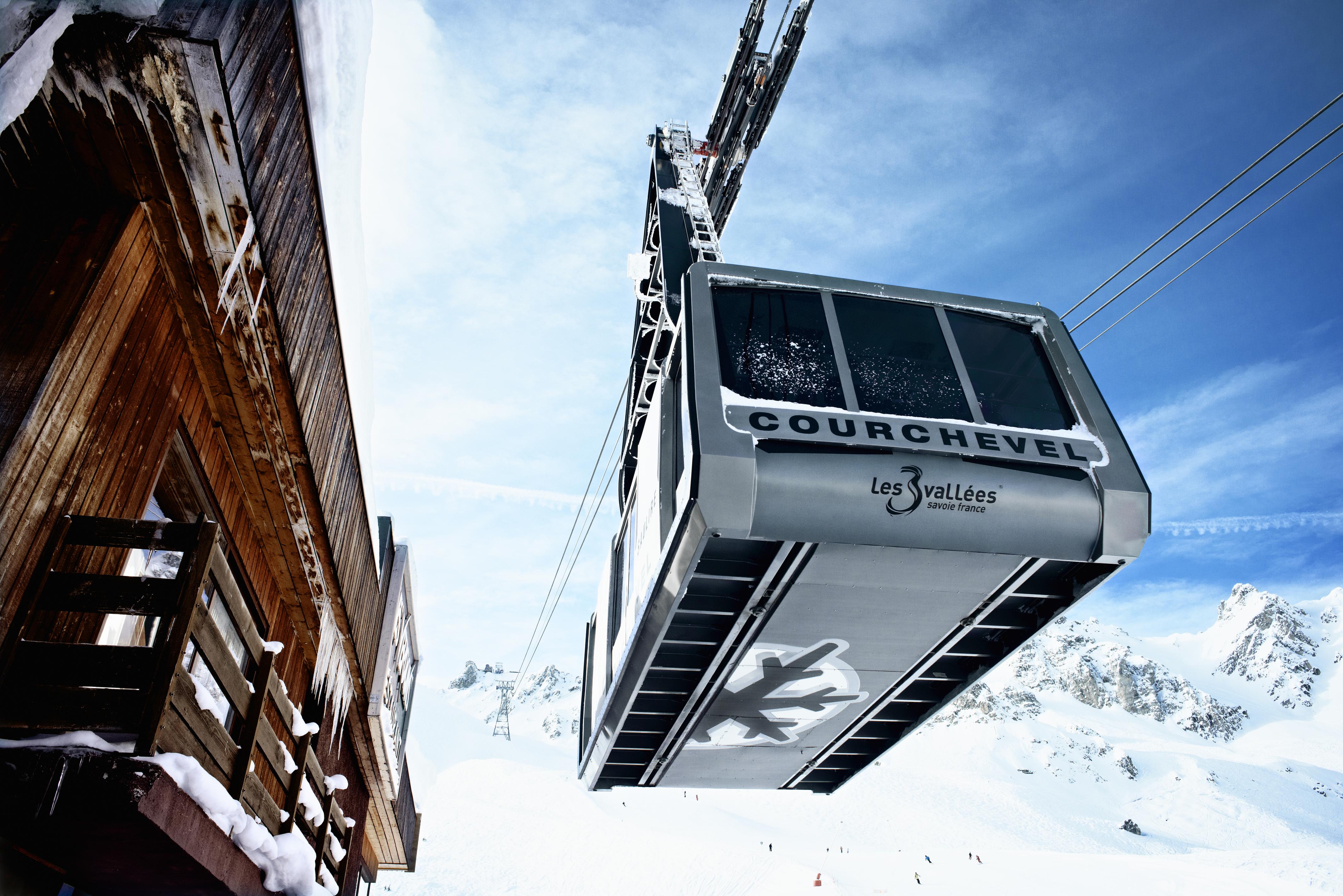 Téléphérique de Courchevel dans les cimes enneigées des Trois Vallées