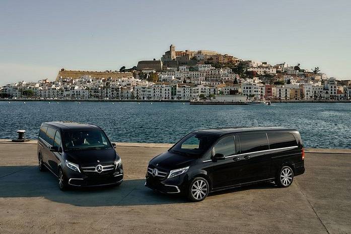 Véhicules de prestige noirs avec chauffeur, port en arrière-plan