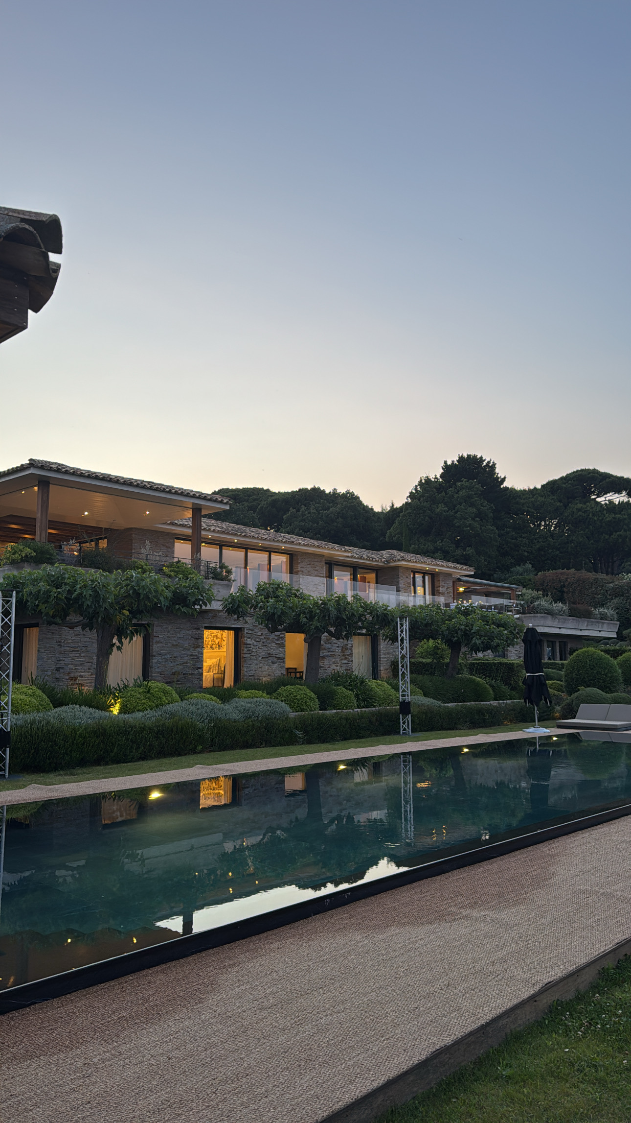 Villa d'exception avec piscine à débordement au crépuscule