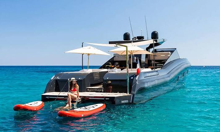 Yacht d'exception ancré dans une baie aux eaux turquoise