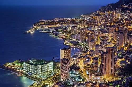 Vue aérienne nocturne de Monaco illuminée au bord de la Méditerranée