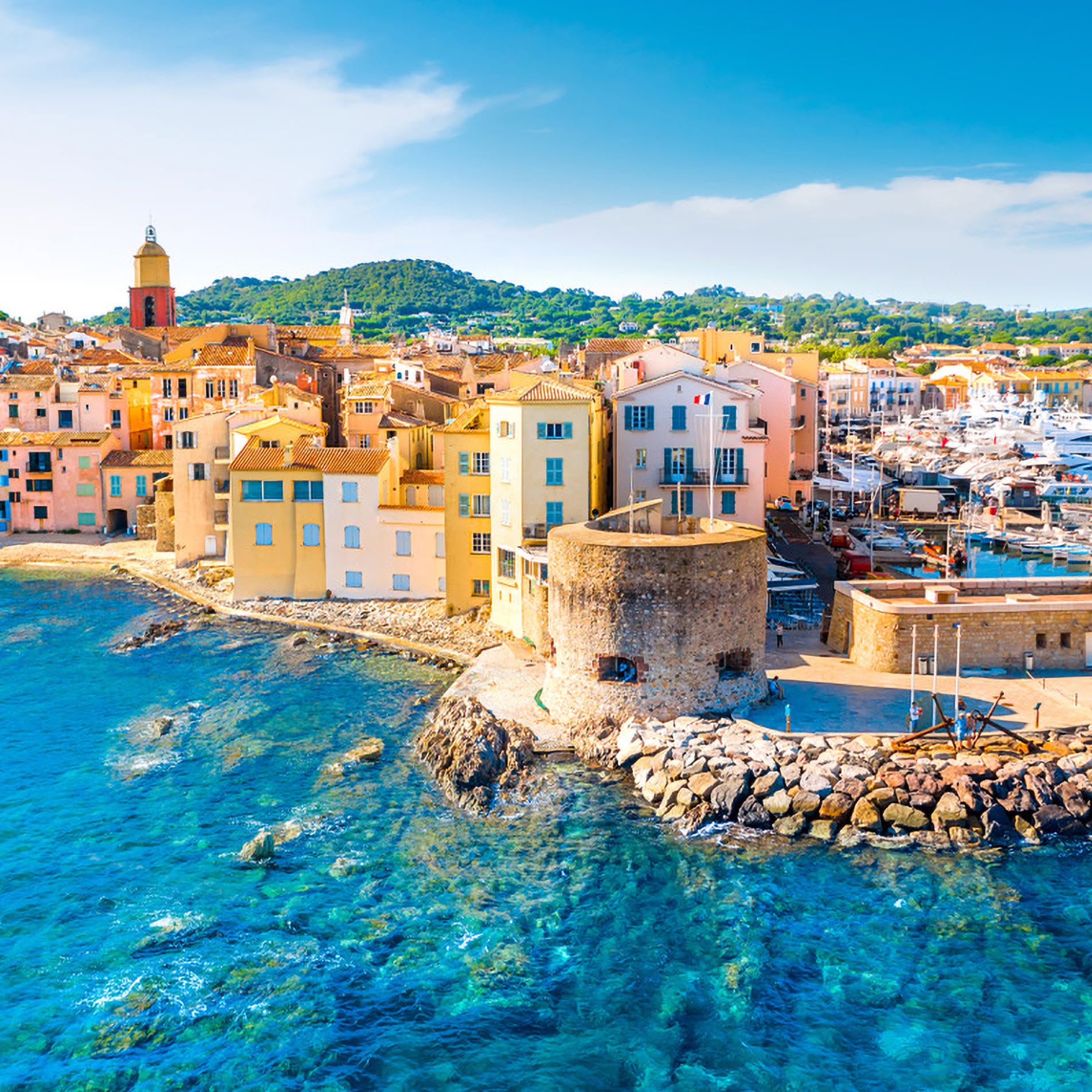 Vue aérienne du port et du clocher de Saint-Tropez