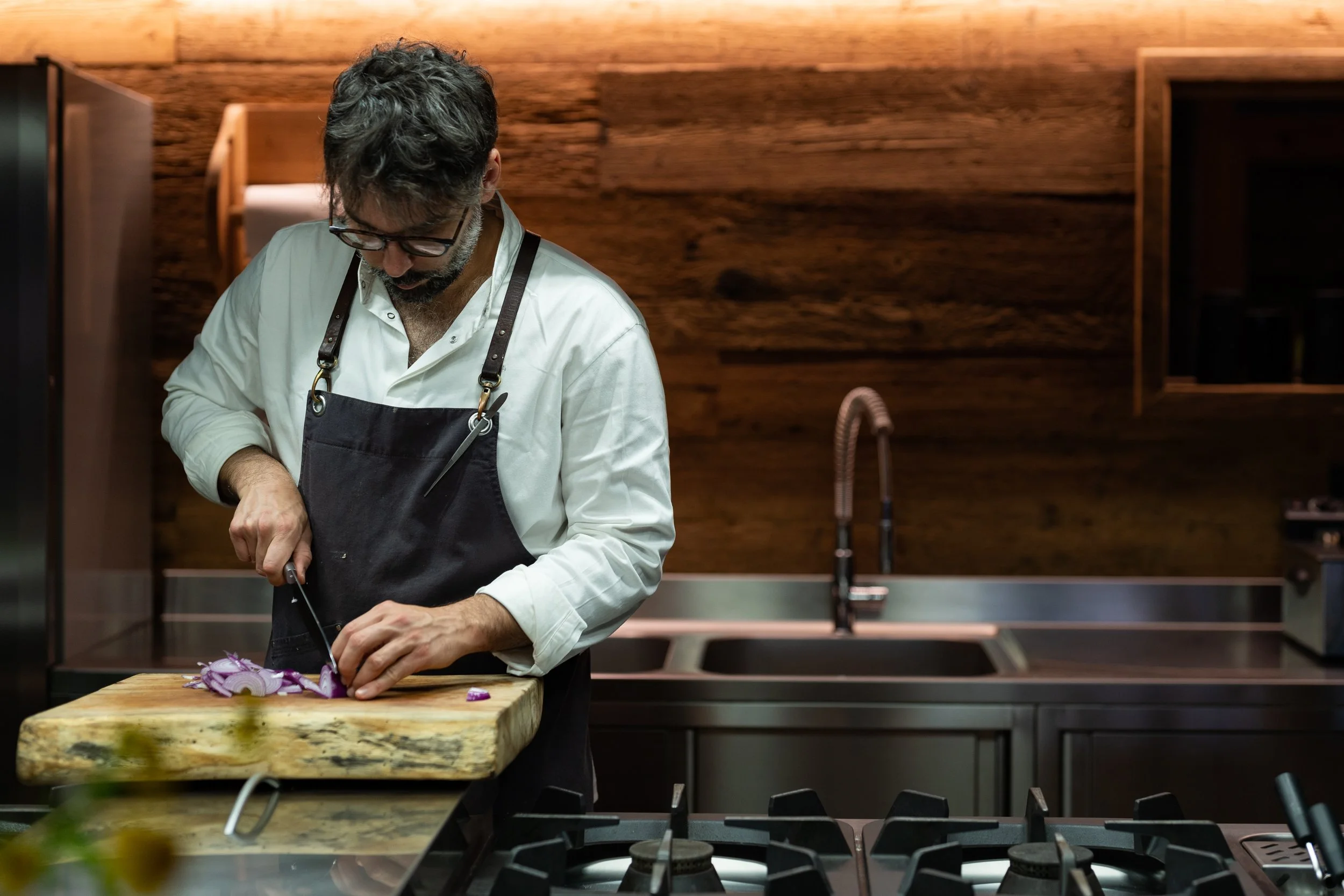 Chef privé préparant un plat dans une cuisine d'exception
